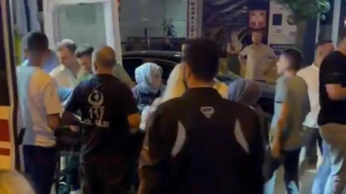 Yolun karşısına geçmeye çalışan kişiye otomobil çarptı