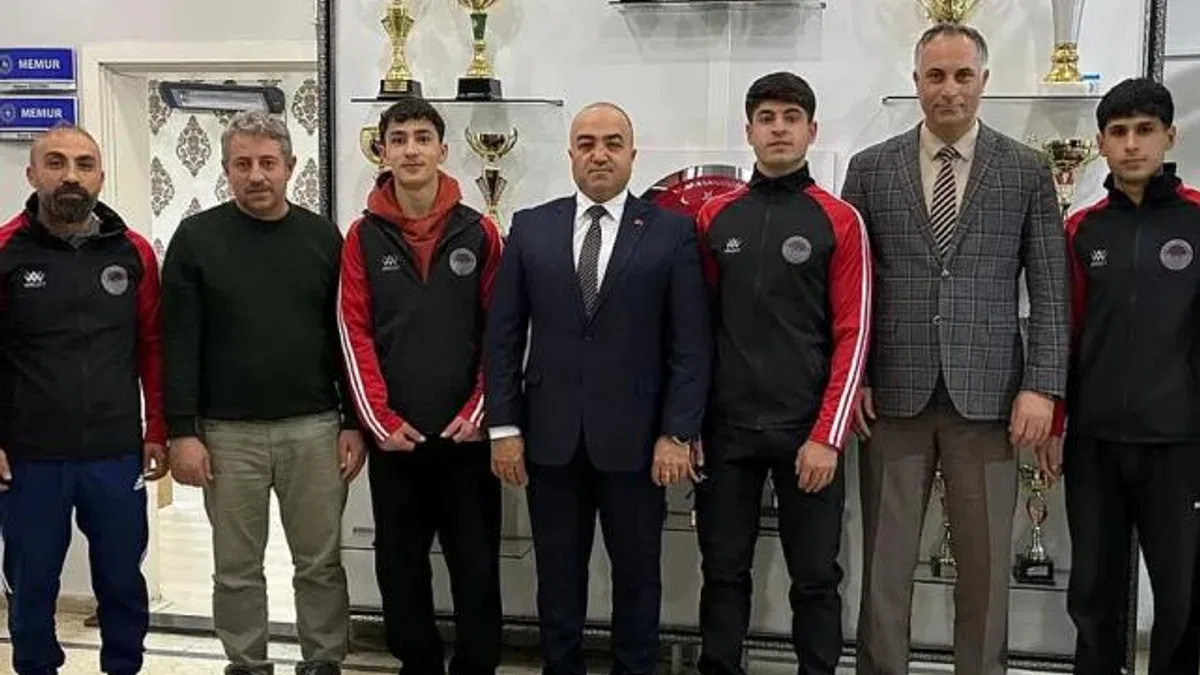 Ağrılı halterciler Mersin’de madalyaları topladı