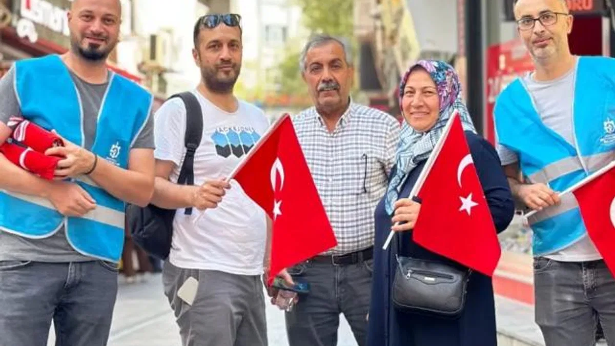 Esnafa ve vatandaşlara binlerce bayrak dağıtıldı