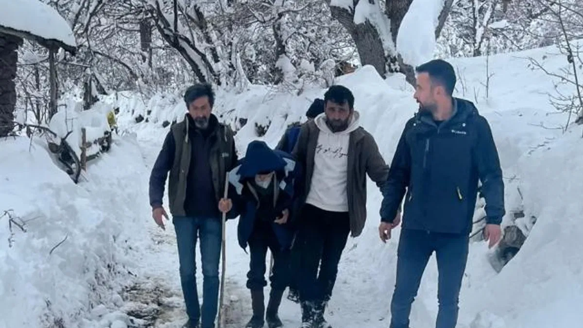 Artvin Ardanuç’ta İl Özel İdare ekipleri yaşlı hastaya ‘nefes’ oldu