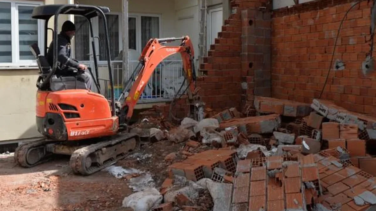 Bursa Osmangazi’de inşaat aşamasındaki kaçak katlar yıkıldı