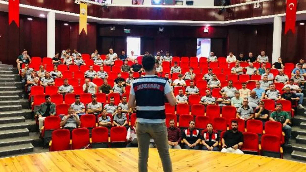 Jandarma siber dolandırıcılığa karşı Trakya Üniversitesi’nde eğitim verdi