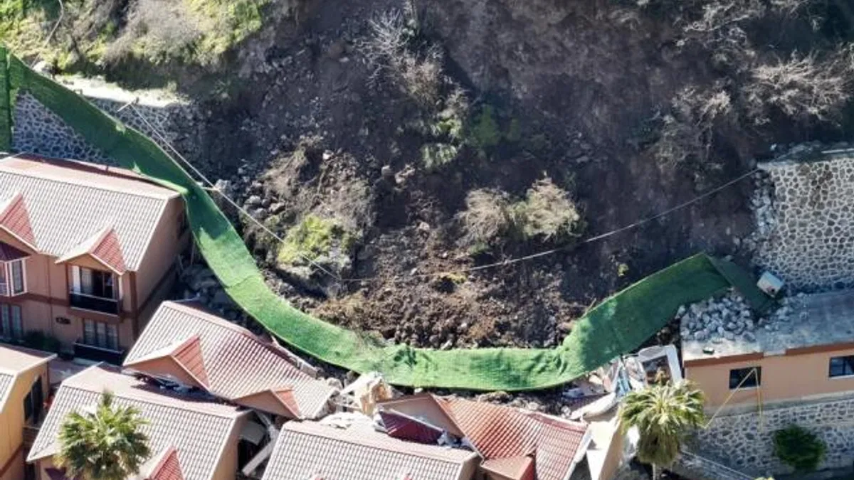 Artvin’deki heyelan turistik tesisin bazı bölümlerini yıktı