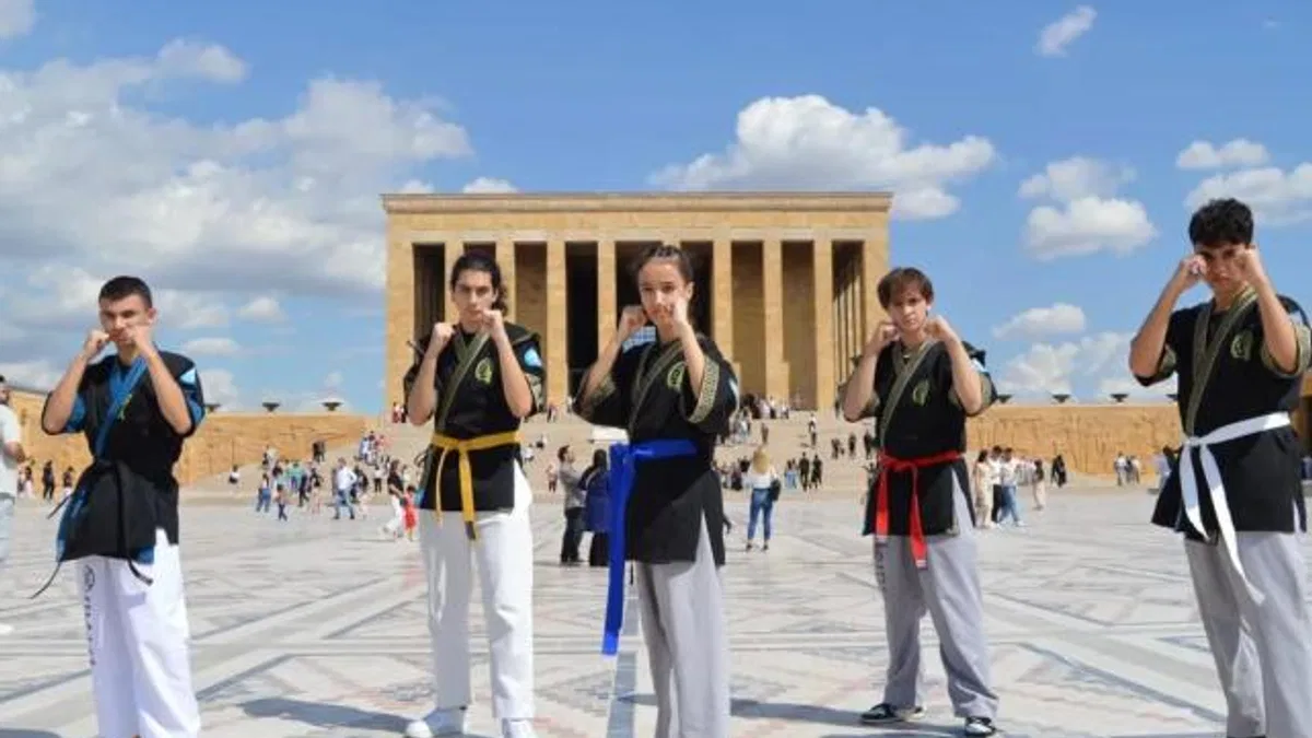 Alpagut Turan Federasyonu Anıtkabir’e çıkartma yaptı