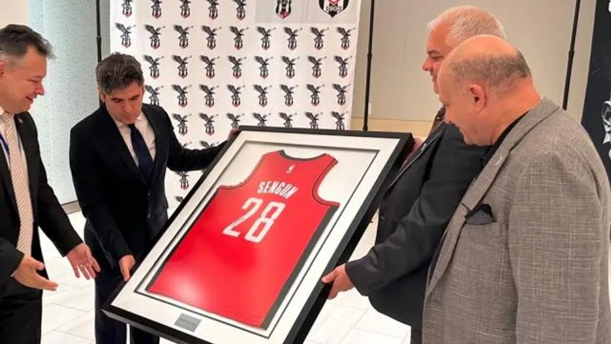 Milli basketbolcu Alperen Şengün’ün forması artık New York Türkevi’nde!