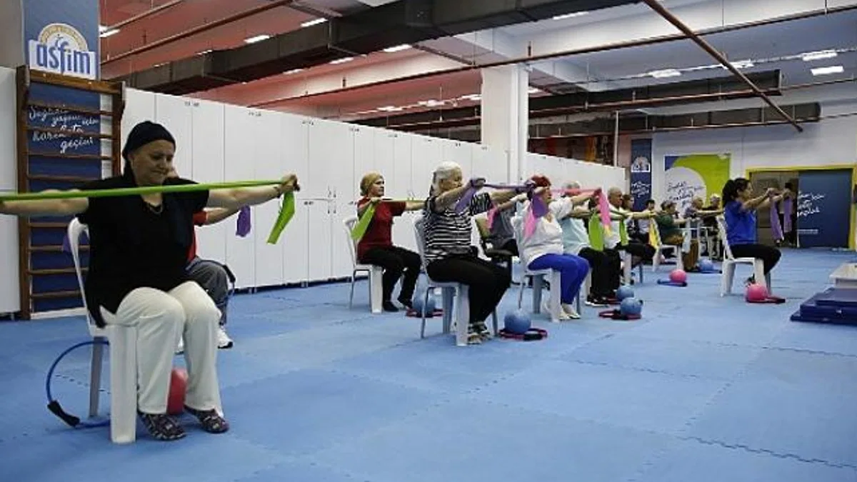 Parkinson Hastaları egzersizlerini ASFİM’de yapıyor