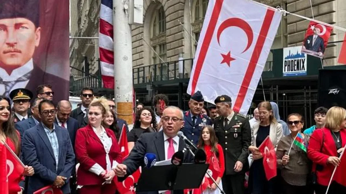 Türk Bayrağı Wall Street’te göndere çekildi