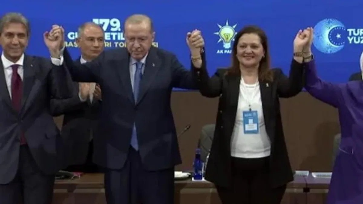 CHP’li iki belediyeden AK Parti’ye katılım… Rozetlerini Erdoğan taktı