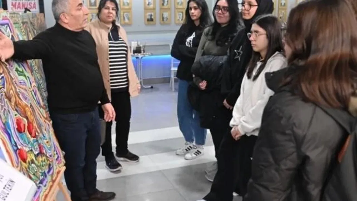 Manisa’da “Fırça İzleri” sanatseverlerle buluştu