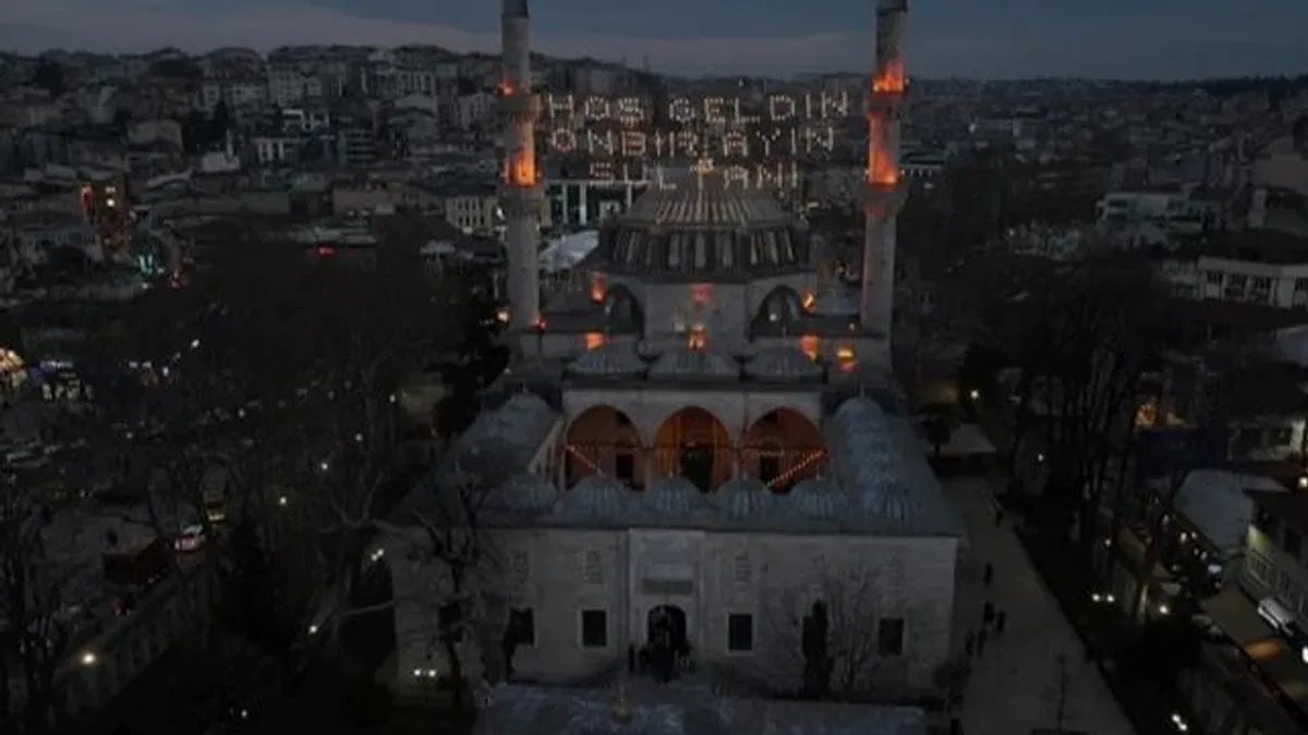 İstanbul Üsküdar’da çifte ezan geleneği sürüyor