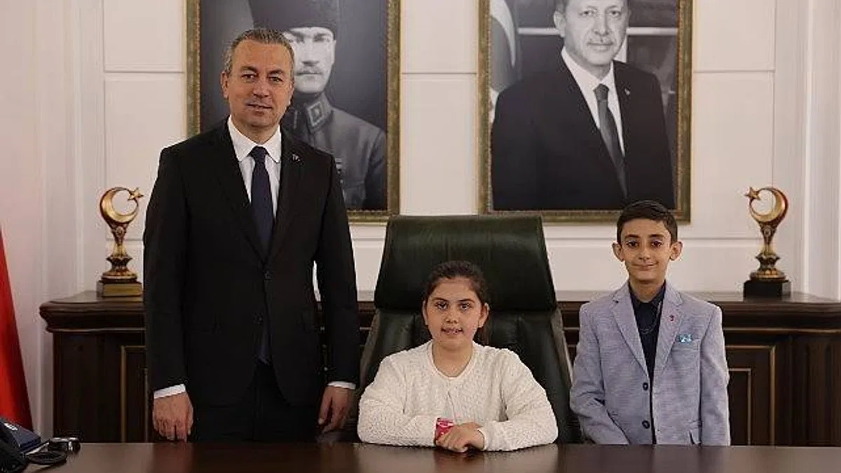 23 Nisan Ulusal Egemenlik ve Çocuk Bayramı Münasebetiyle Sivas Belediye Başkanı Dr. Adem Uzun, makamını Reşat Şemsettin Başkanvekili görevini üstlendi