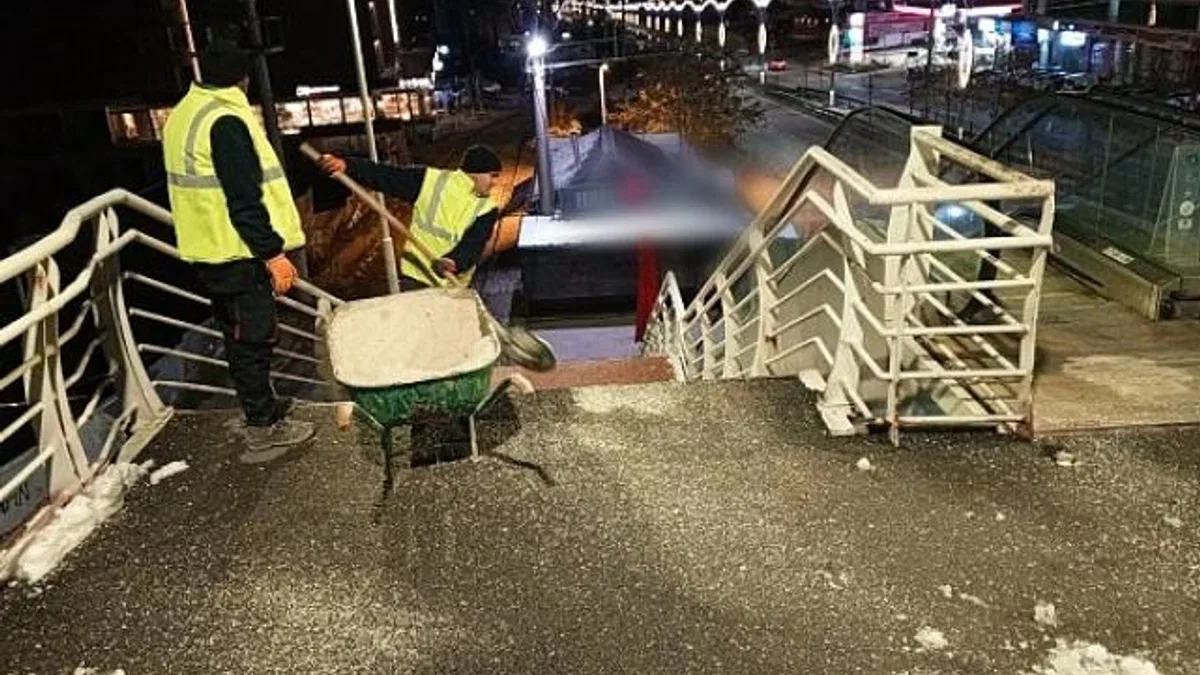Büyükşehir’den üst geçitlere buzlanma müdahalesi