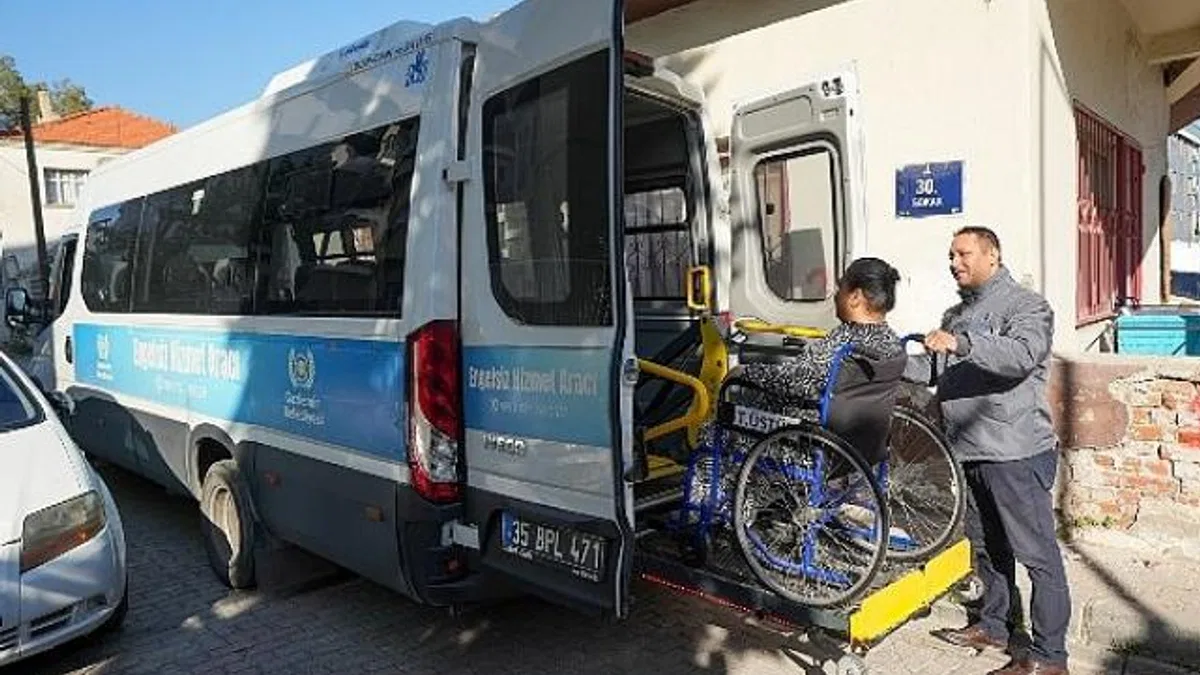 Gaziemir Belediyesi’nden engelli ve hasta bireylere ulaşım desteği