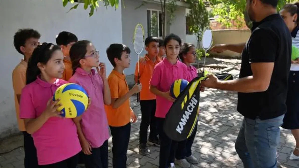 Manisa’da öğrencilere spor malzeme desteği