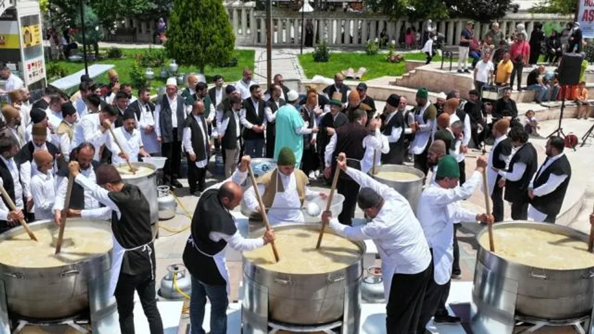 Konya’da 4 ton aşure kaynatıldı