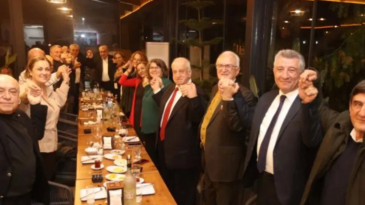 İzmir Güzelbahçe’de siyaset dostluk yemeğinde buluştu