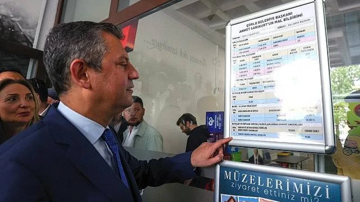 Çorlu Belediye Başkanı Ahmet Sarıkurt, belediye girişinde bulunan panolara astığı mal beyanı belgesiyle mal varlığını kamuoyuyla paylaştı