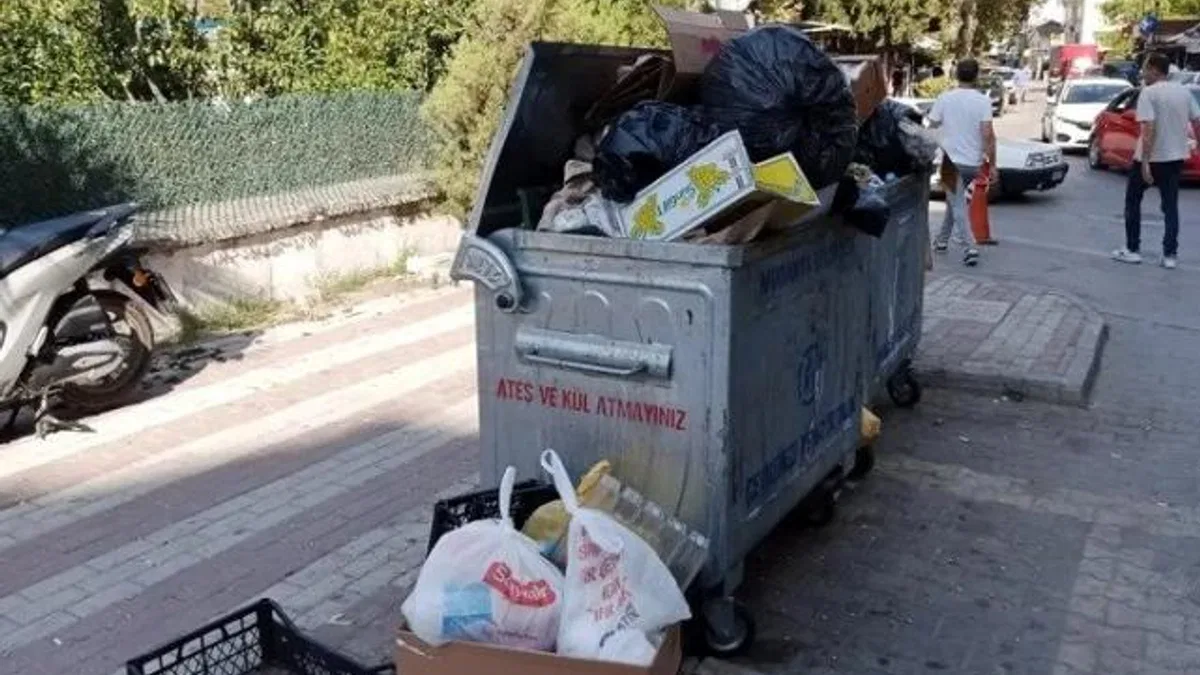 Güzelyalı’da toplanmayan çöpler tepki topluyor