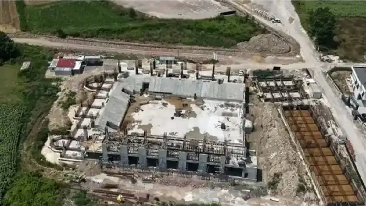 Sakarya’da bin 500 kişi kapasiteli yeni spor salonu hızla yükseliyor