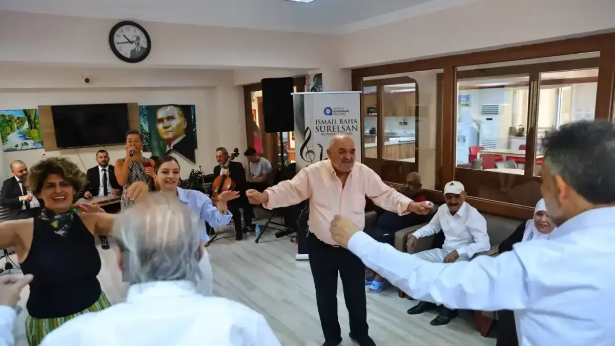 Antalya’da huzurevi sakinleri dünya yaşlar gününü müzikle kutladı