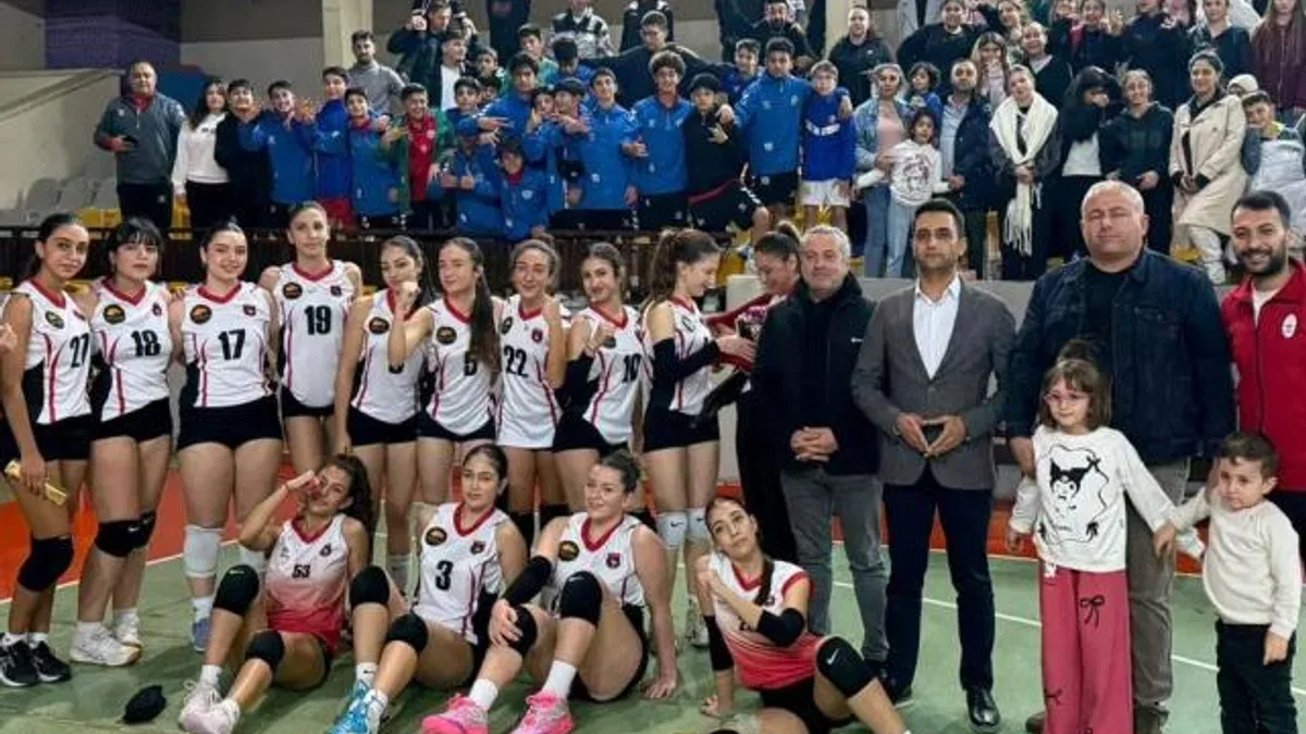 İzmir Çiğli’nin voleybol takımları ligin zirvesinde