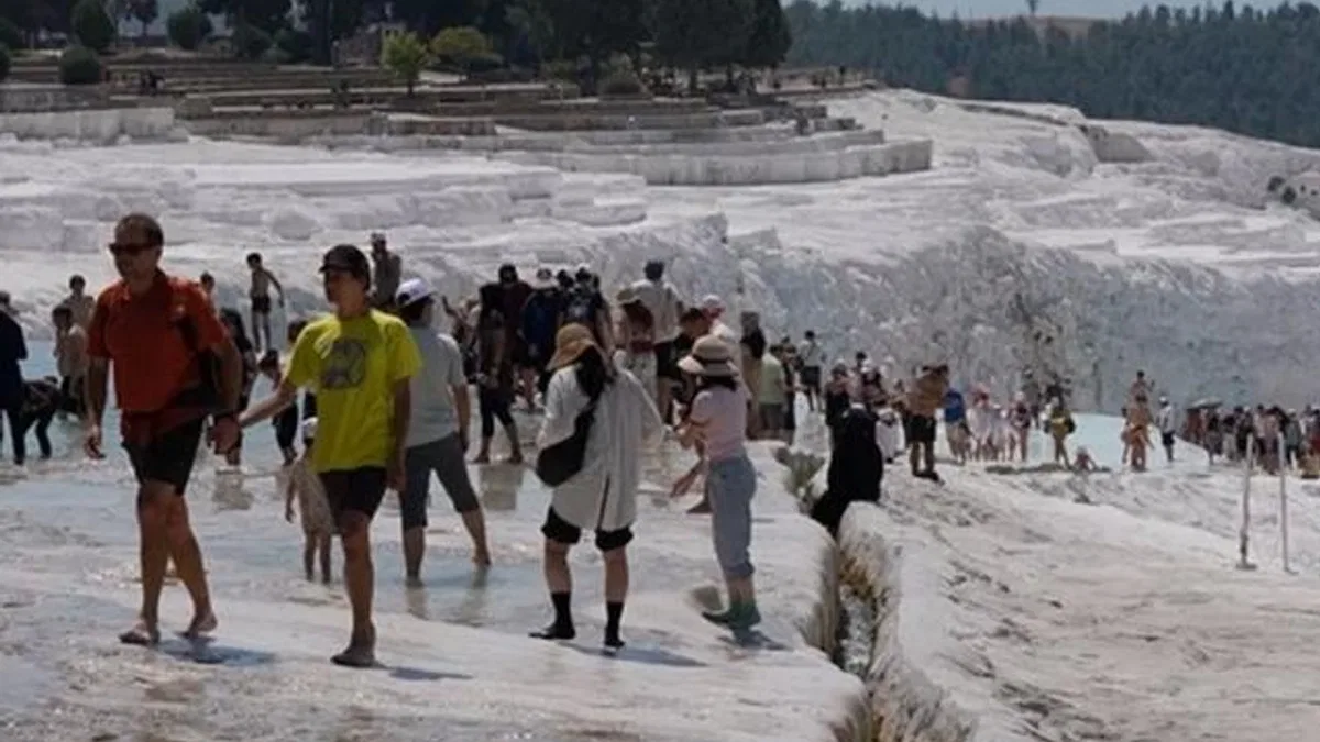 Pamukkale’nin beyaz cennetinde satranç molası