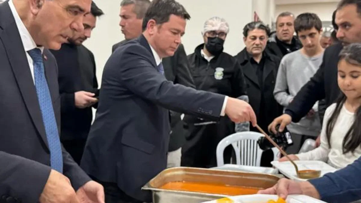 Bursa’da Başkan Aydın vatandaşlara iftar yemeği dağıttı