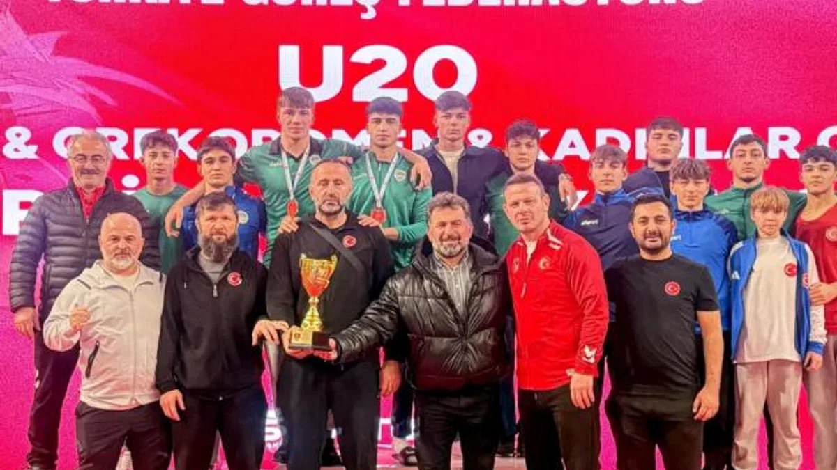 Sakarya Büyükşehirli güreşçilerden Ankara’da madalya yağmuru