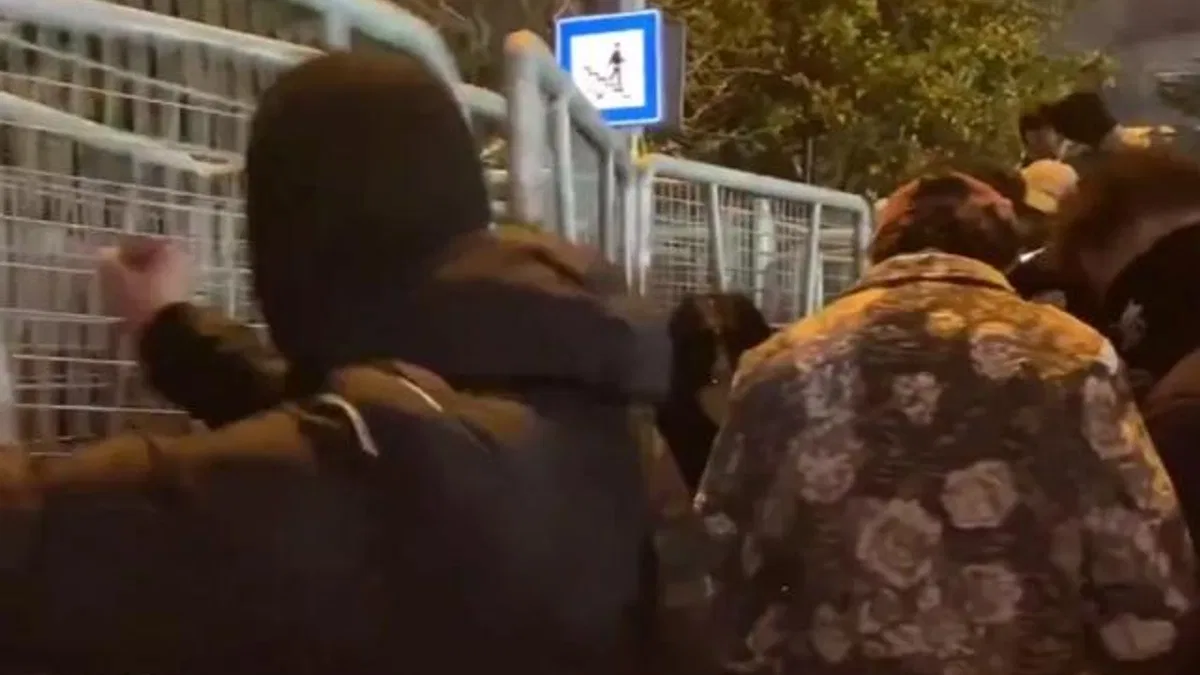 Saraçhane’de polis bariyerlerine saldıran maskeli 35 şüpheli gözaltında