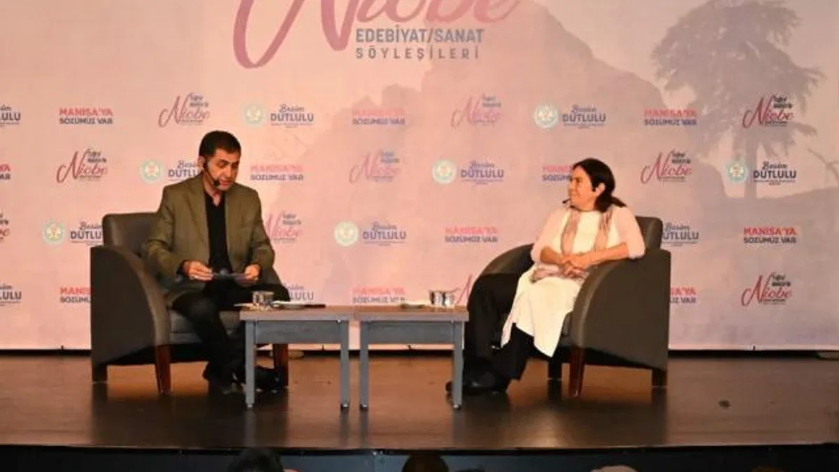 Latife Tekin Manisa’da sanatseverlerle buluştu