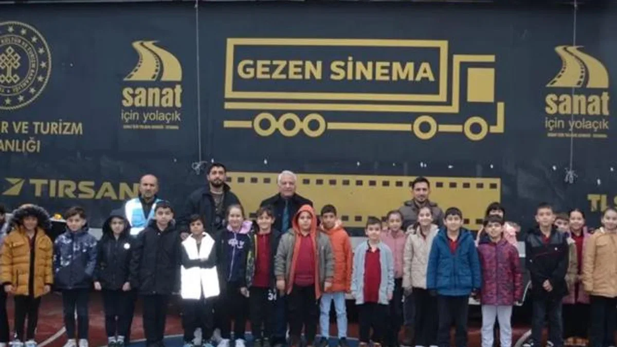 Gezen Sinema yüzlerce durağın heyecanı oldu… Sinemanın rotası Başkent’ten Doğu’ya oldu