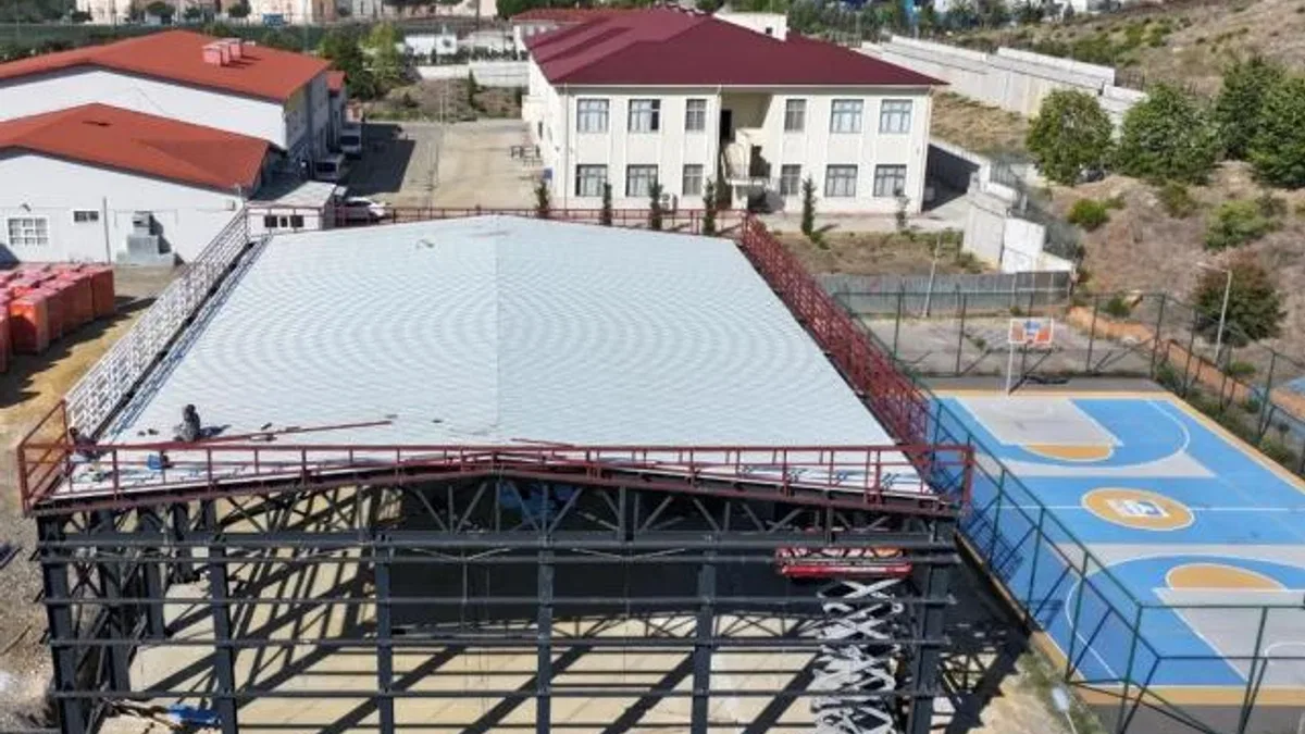 İBB’den 15 okula yeni spor salonu