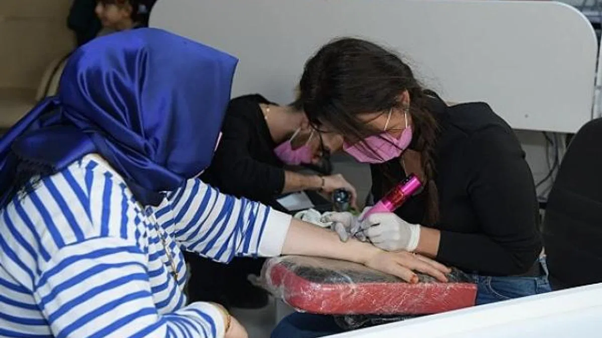Kahramankazan Belediyesi, ilçede ikamet eden yaşlı, engelli ve isteyen tüm vatandaşlara yönelik “Sevgi İzi” uygulamasını sürdürüyor.