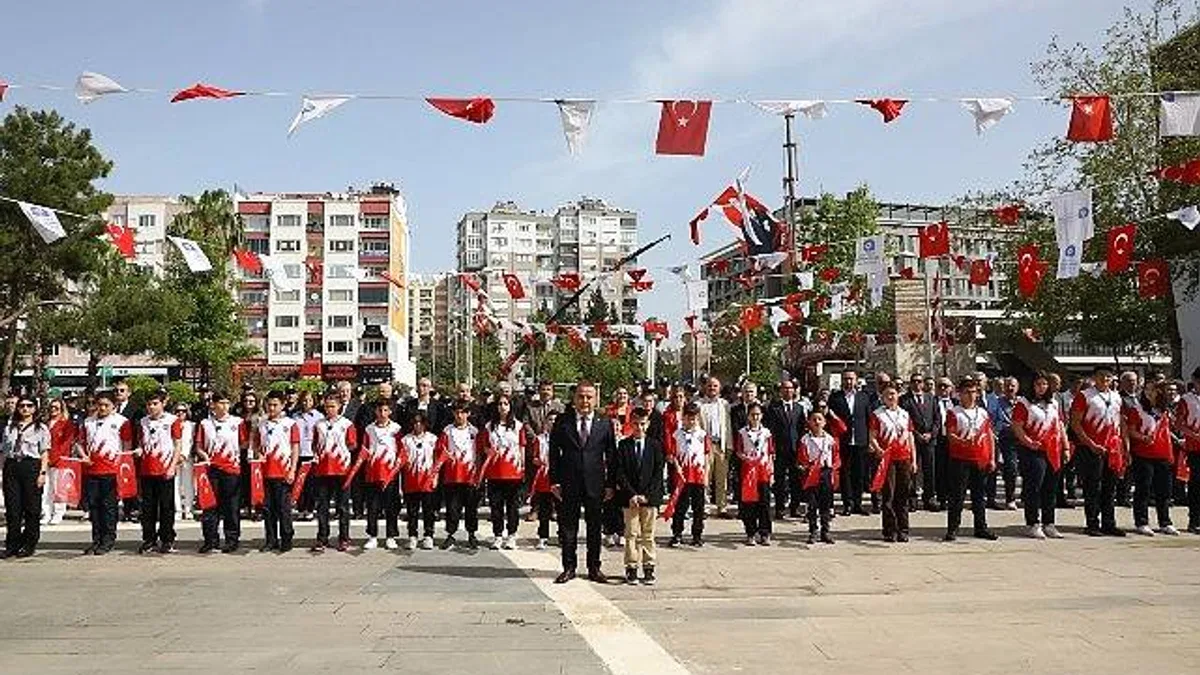 Başkan Böcek koltuğunu çocuk başkana devretti