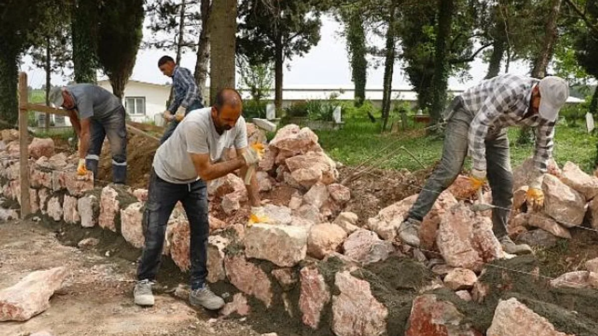 17 mezarlıkta taş duvar ve tel çit yapılıyor