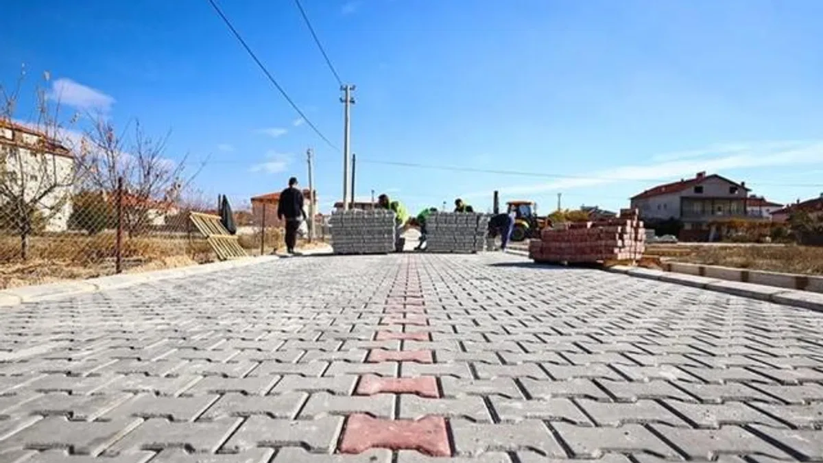 Denizli Büyükşehir’den Çivril’e 100 bin metrekarelik kilit parke yatırımı
