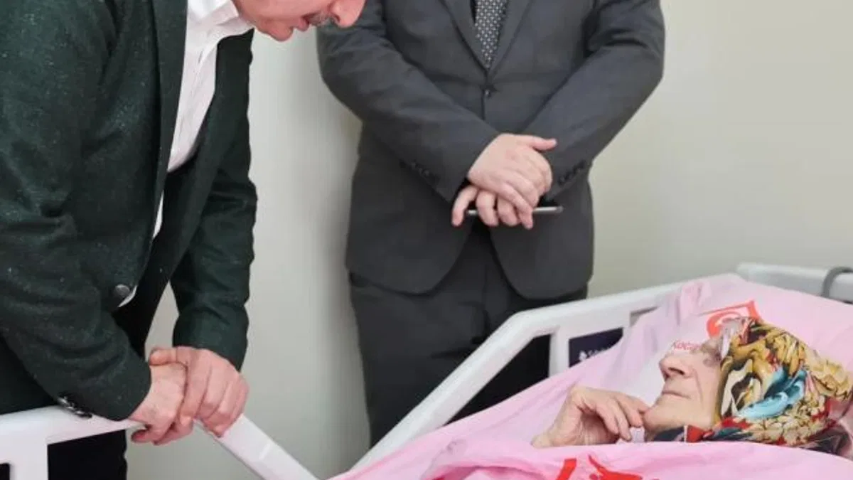 Kocaeli’de Başkan Büyükakın, Anneler Günü’nde şehit ailesi ve huzurevine gitti