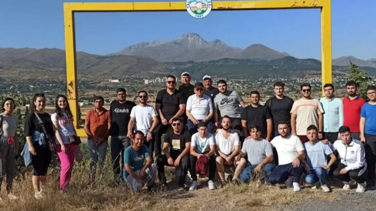 Başkan Büyükkılıç’tan gençlerle Ali Dağı’nda sabah yürüyüşü