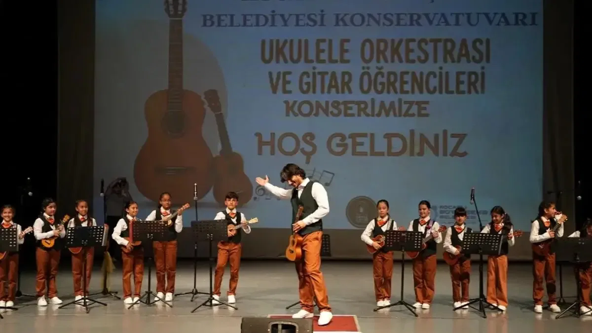 Kocaeli’de konservatuvar öğrencileri hem çaldı hem oynadı