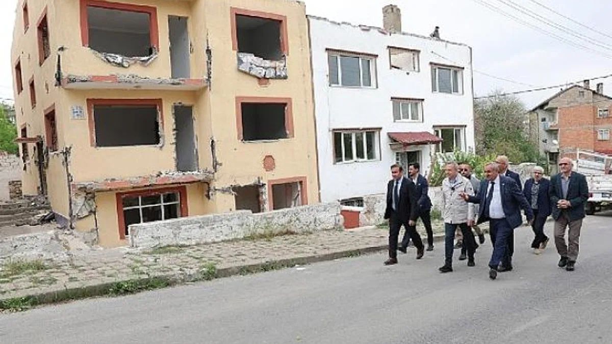 Sivas Belediye Başkanı Dr. Adem Uzun, kentsel dönüşüm çalışması devam eden Esentepe ve Yunus Emre Mahallesi’ni ziyaret etti