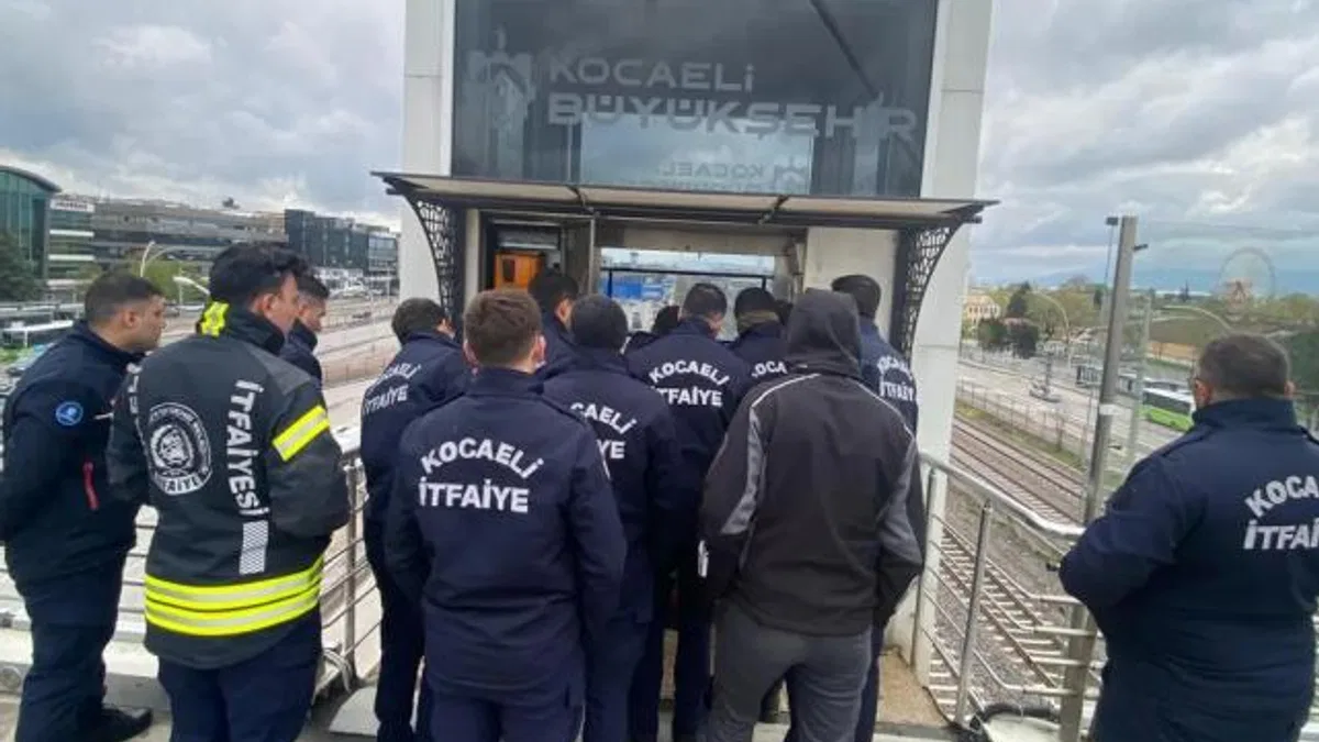 Kocaeli İtfaiyesi’nden personeline ‘asansörde kurtarma’ eğitimi