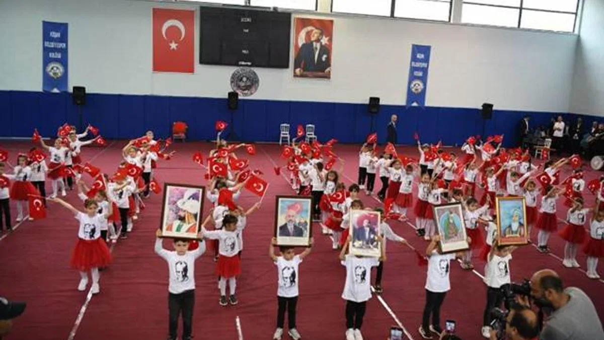 23 Nisan coşkusu salonlara sığmadı