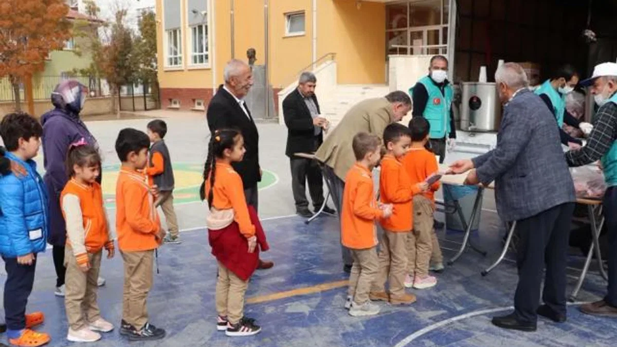 Konya Karaman’da Cansuyu Derneği’nden çorba ikramı