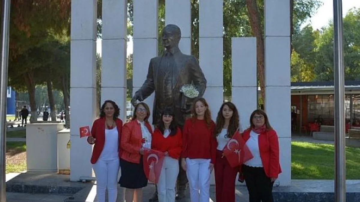 EÜ Hemşirelik Fakültesinden “Cumhuriyet Yürüyüşü -Kırmızı Beyaz Yürüyüş”