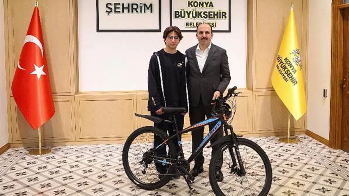 Başkan Altay örnek olan liseli gençle buluştu
