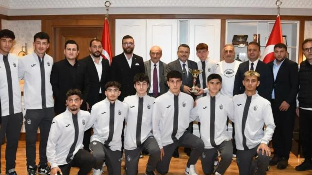 Başkan Genç’ten şampiyon öğrencilere tebrik