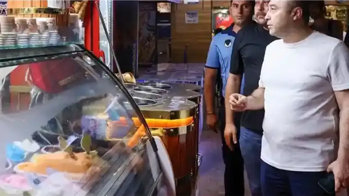 Antalya zabıtasından kaldırım işgallerine sıkı denetim