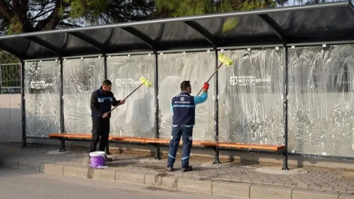 Kocaeli’de duraklar periyodik olarak temizleniyor