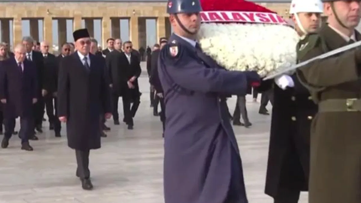 Malezya Başbakanı Enver İbrahim Anıtkabir’i ziyaret etti