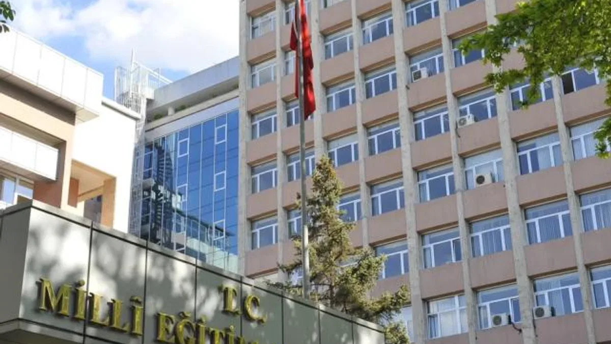 MEB’den izinsiz okullara devam eden öğrencilere yakın takip